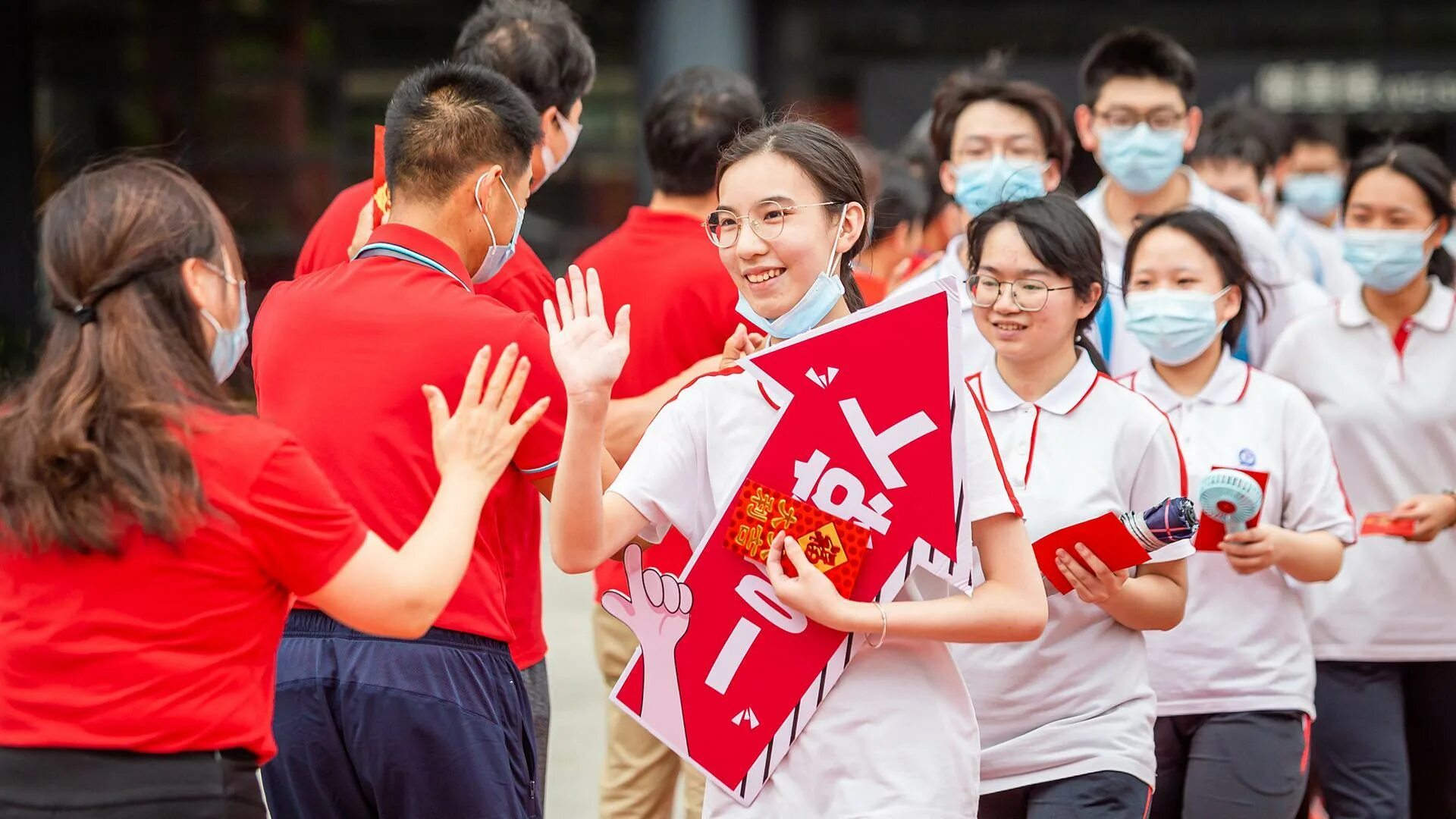 Китайский сдать экзамен. Gaokao Китай. Государственные экзамены в Китае. Китайские абитуриенты. Экзамен в Китае гаокао.