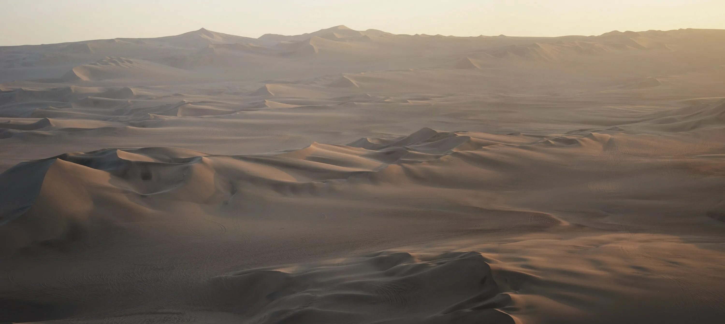 Утро в пустыне. Город в пустыне утром. The morning in the Desert. Песок с небом Ирак.