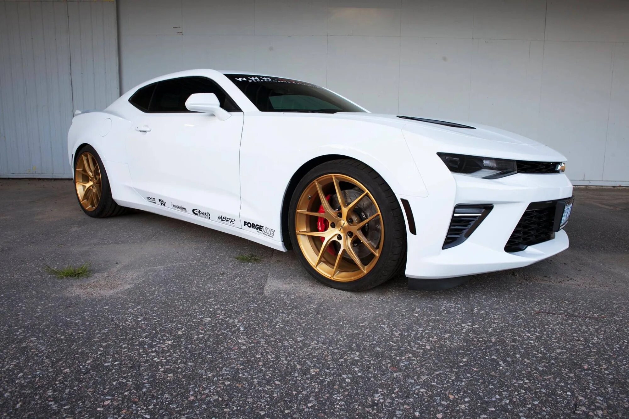 Белый цвет машины фото. Шевроле Камаро белая. Chevrolet Camaro White. Chevrolet Camaro Custom белый. Chevrolet Camaro Tuning.