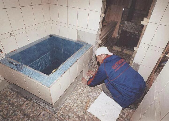 Самодельная ванная ванн. Бетонный бассейн в бане. Купель из бетона. Купель из плитки. Мини бассейн в квартире.