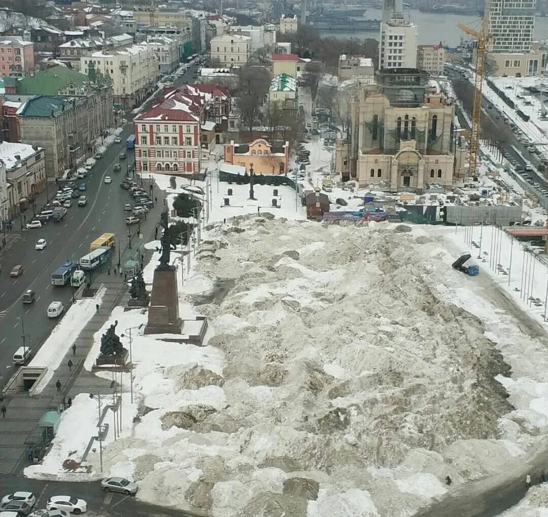 Центральная площадь Владивостока. Центр грязь Владивосток. Полигон снега на центральной площади Владивосток. Грязный Владивосток. Грязные сугробы