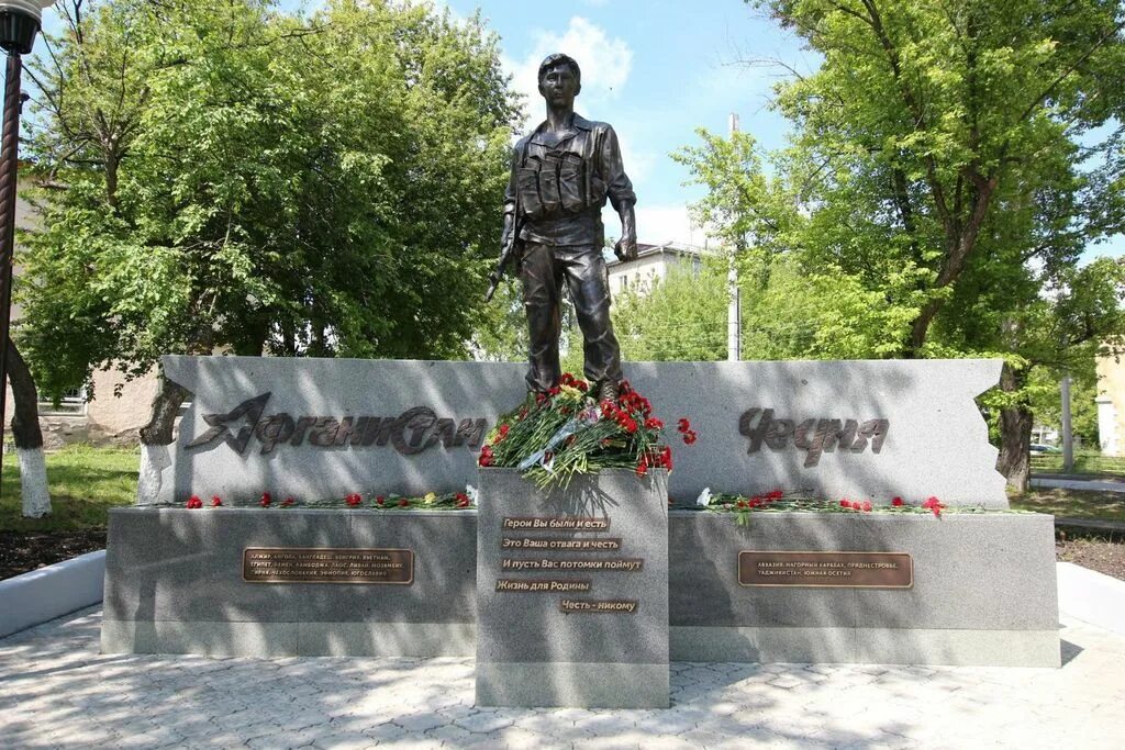 Памятник победы алапаевск. Герои алапаевска. Герои алапаевска. Алапаевск памятник афганцам. Памятник в алапаевске на площади победы.