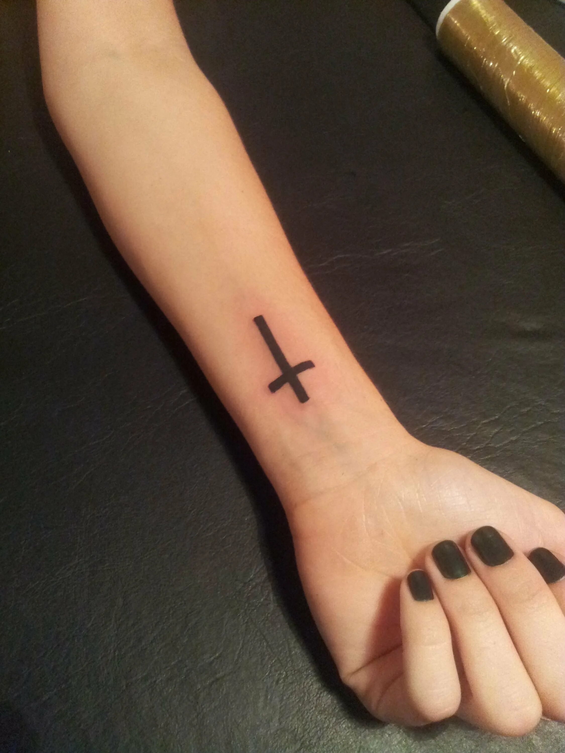 Тату на руке маленькие и и т. Тату знак бесконечности на запястье. Тату знак бесконечности. Маленькая тату самолет. Тату птички на запястье для девушек.