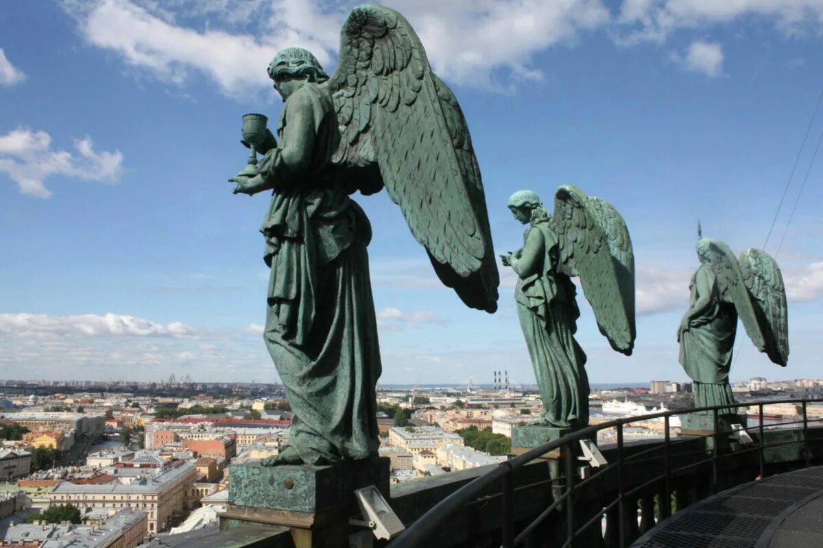 Ангелы на исаакиевском соборе в санкт-петербурге. Скульптуры ангелов исаакиевского собора. Ангел скульптура исаакиевский собор. Петербург город ангелов. Статуи ангелов в питере.