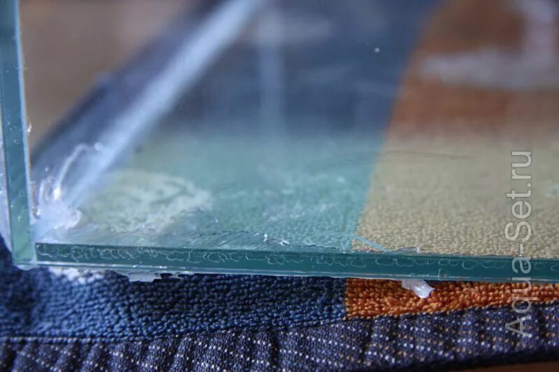 шов аквариума с пузырьком. у аквариума отклеиваются швы. аквариум без швов. силиконовые швы аквариума. таблица для склейки аквариума без ребер жесткости.