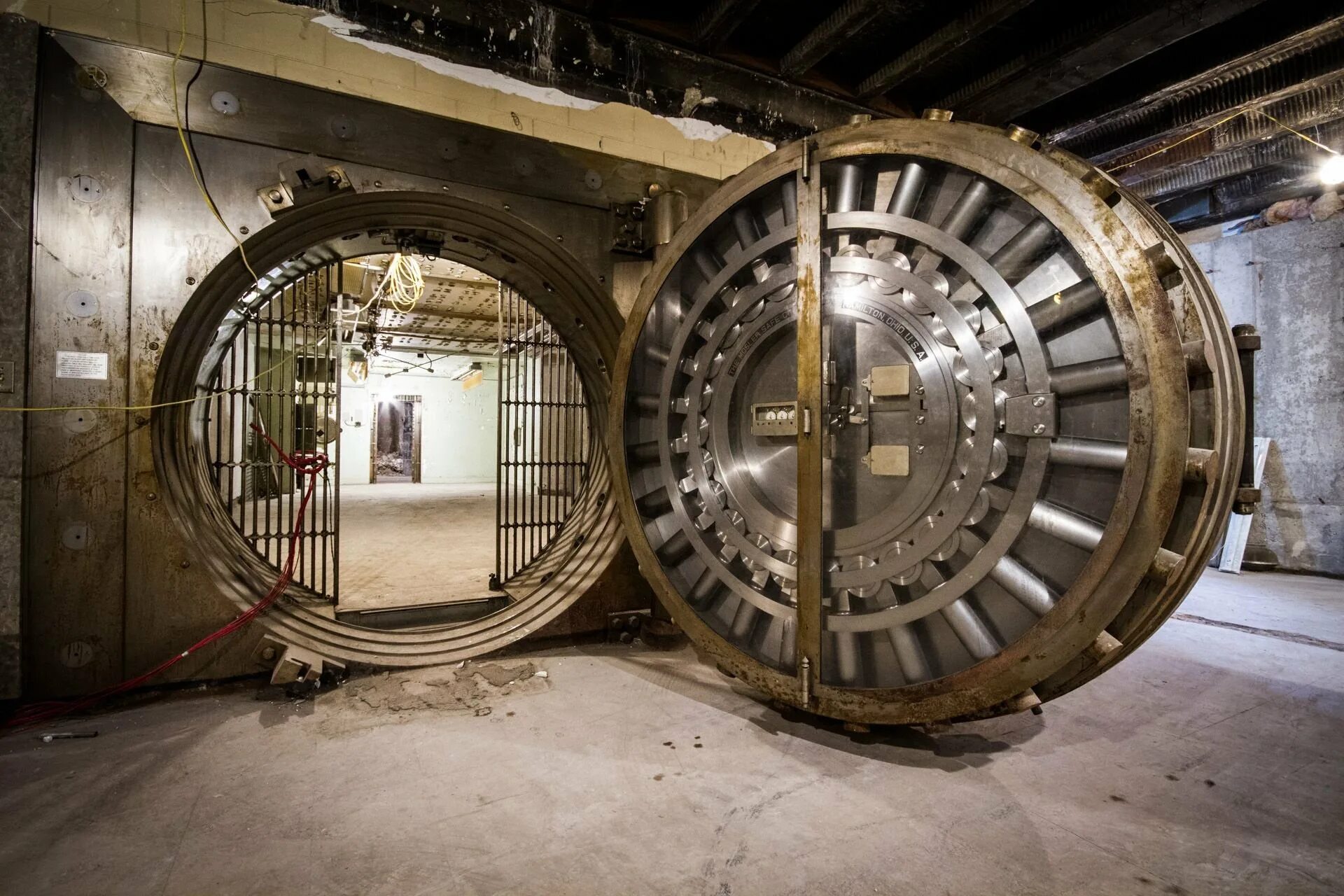 Bank vaults. Хранилище the Vault. Дверь банковского хранилища. Банковский сейф. Банковский сейф хранилище.