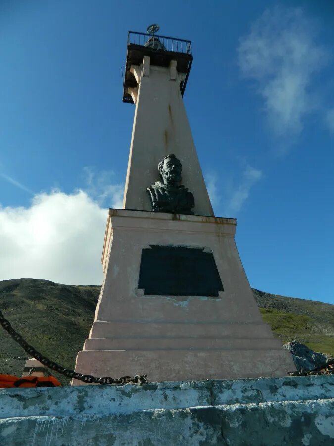 Памятник семену дежневу. Мыс дежнева. памятник-маяк семёну дежнёву. семён иванович дежнёв.