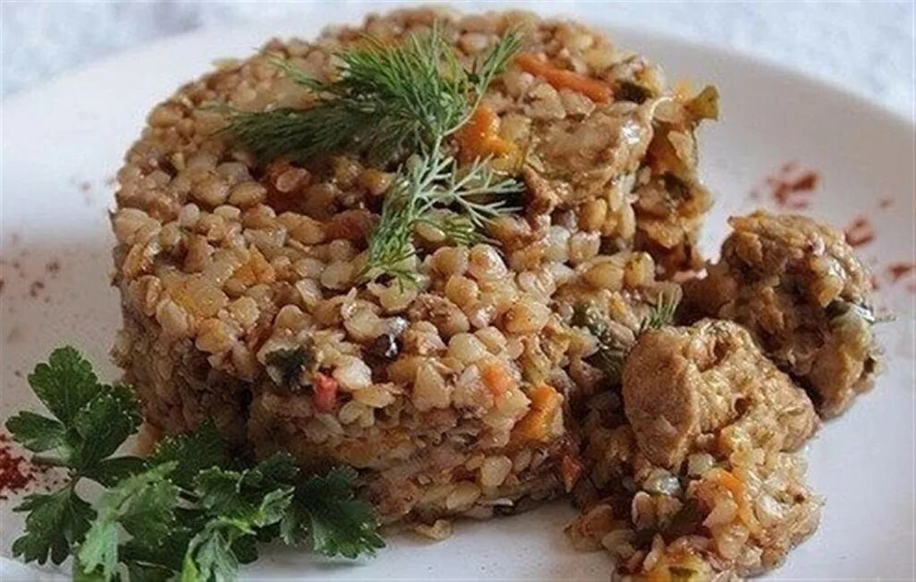 Свинина грибы гречка рецепт. Гречка по купечески. гречневая каша с грибами. каша по купечески. гречка по-купечески в мультиварке с курицей.