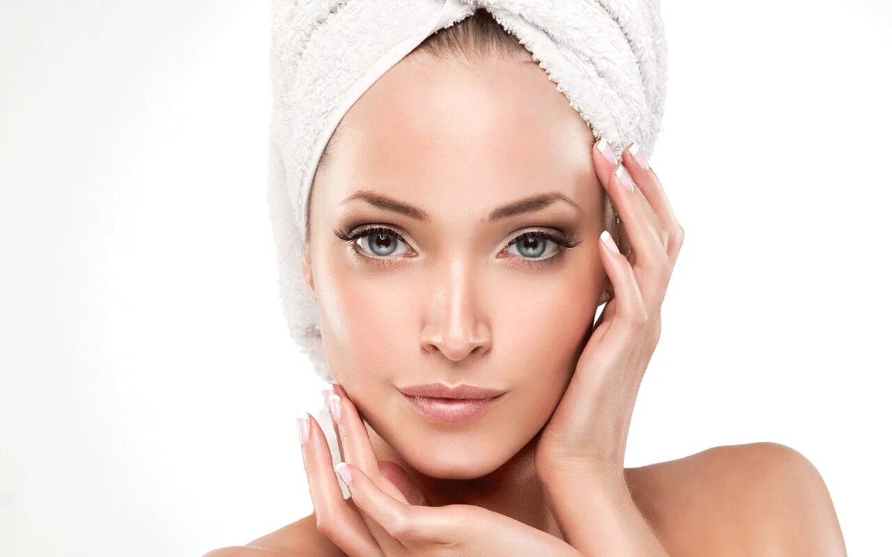 Пилинг девушка. Косметология уход за кожей. Демакияж лица в салоне. Процедуры у косметолога. Спа для лица.