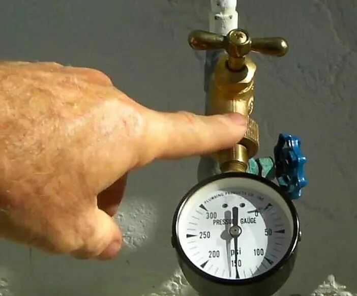 Измерение давления воды водопроводе. Перепады давления в водопроводе. Давление в системе водопровода. Замер давления воды в квартире. Минимальный напор воды