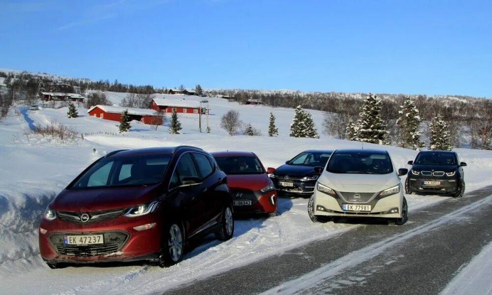 Сравнительный тест драйв. Норвежские машины зимой. Гибридные автомобили в Норвегии. Электромобиль зимой. Машины в Норвегии популярные.