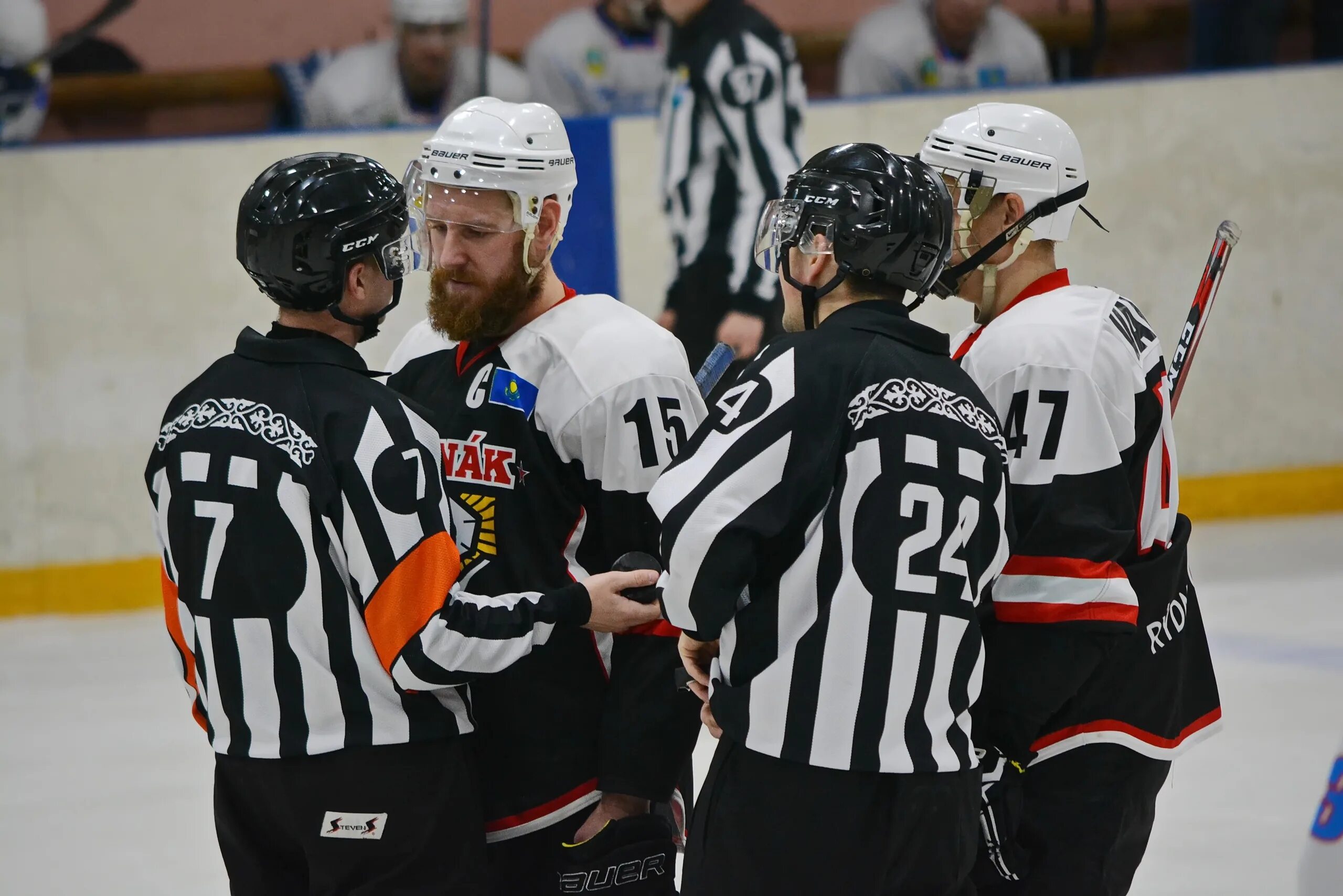 Хк горняк город рудный. Рудный ледовая арена. Любительский хоккей горняк рудный. Горняк (хоккейный клуб, рудный). Хоккейная команда горняк рудный.