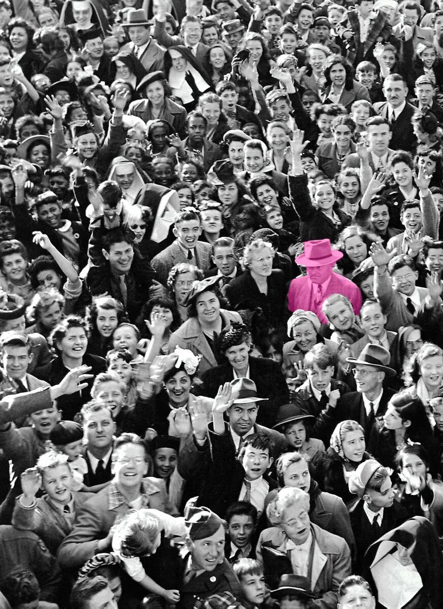 Alone in a crowd. Человек толпы. толпа людей со спины. толпа людей в городе. alone in the crowd.