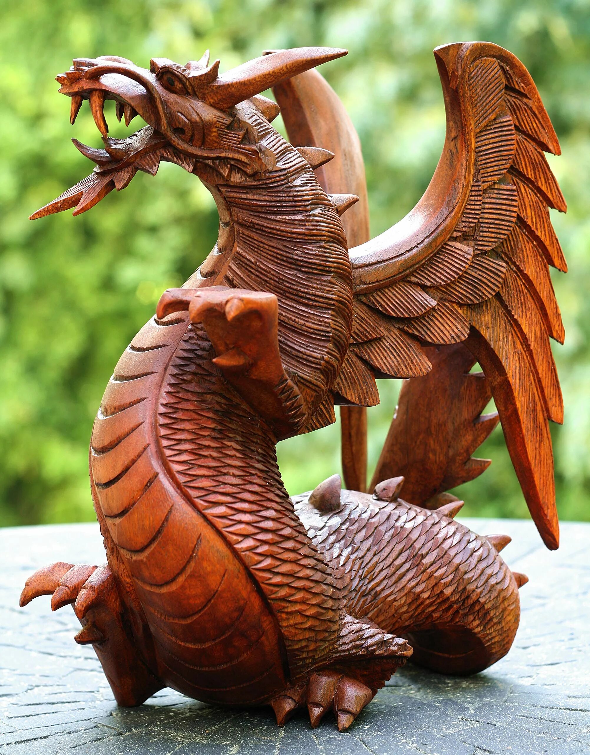 Деревянный дракон какой год. Деревянный дракон. Оригинальные скульптуры из дерева. Красивые фигурки из дерева. Деревянная резная скульптура.