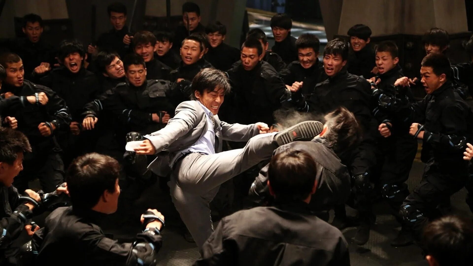 Парень против толпы. Парень против толпы. Человек против толпы. Парень против толпы. Один против толпы демотиватор.