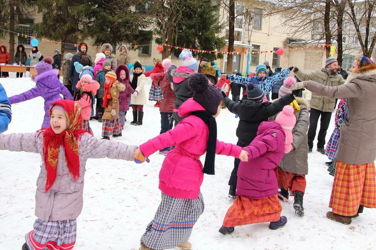 Веселая музыка для детей на масленицу улице. Масленица в детском саду на улице. Масленица хоровод. Забавы на Масленицу для детей. Хоровод детский Масленица.