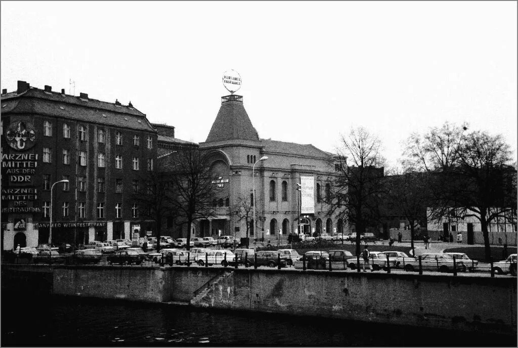 Stue. Das berliner. Театр berliner ensemble. Пергамон музей в берлине. Остров музеев в берлине.