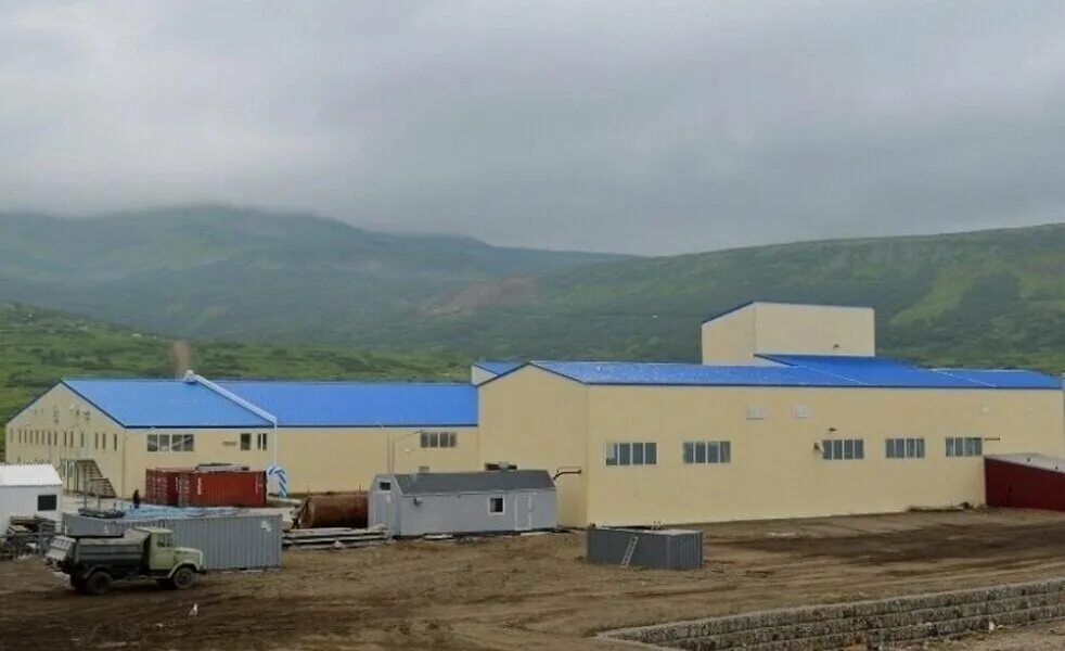Бухта крабозаводская шикотан. Курильский завод. Остров шикотан рыбокомбинат островной. Курильский завод. Рыбный завод на курильских островах.