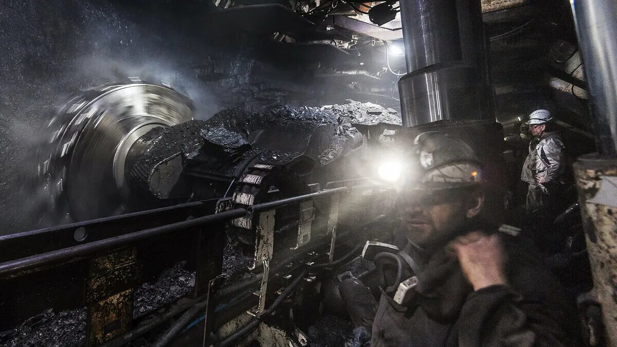 Пыль в угольной шахте. С днем шахтера. угольная шахта. шахтер в шахте. лава в шахте.