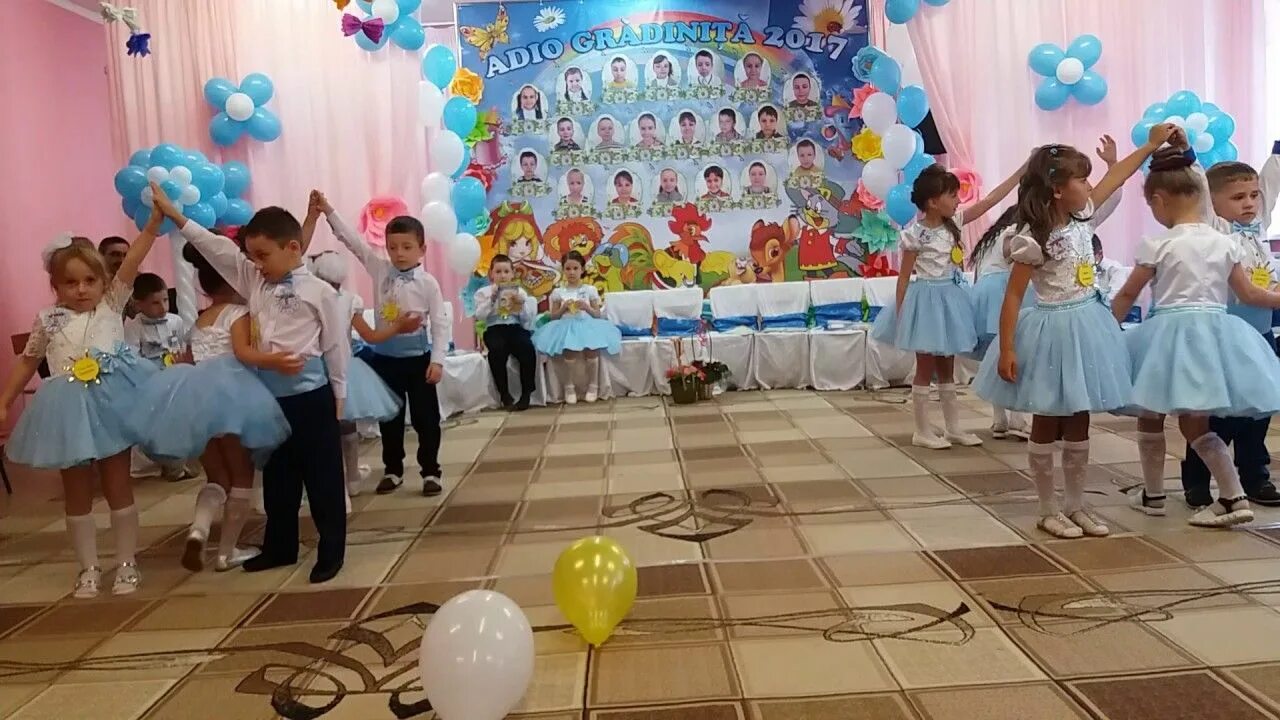 Танец на выпускной 1 тьфу в садике. Зеркальный танец в детском саду. Зеркальный танец в детском саду. Мама танцует с ребенком. Танец «зеркальный вальс».