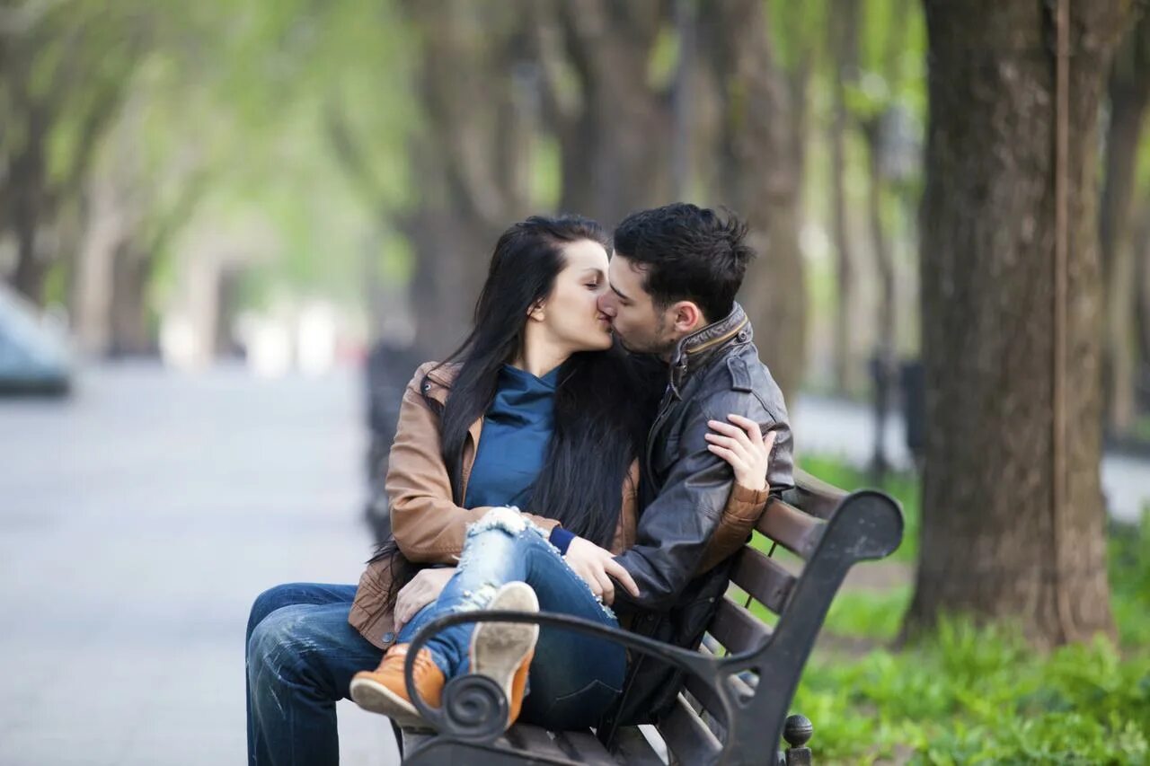 Целуют ли ноги. Поцелуй в парке. Поцелуй на скамейке. Парень с девушкой на скамейке в парке. Поцелуи на лавочке в парке.