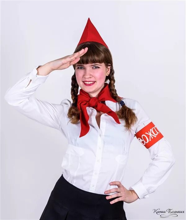 советские вожатые. славя ясенева косплей. девушка в пионерском галстуке. красивые пионерки. головной убор пионера.