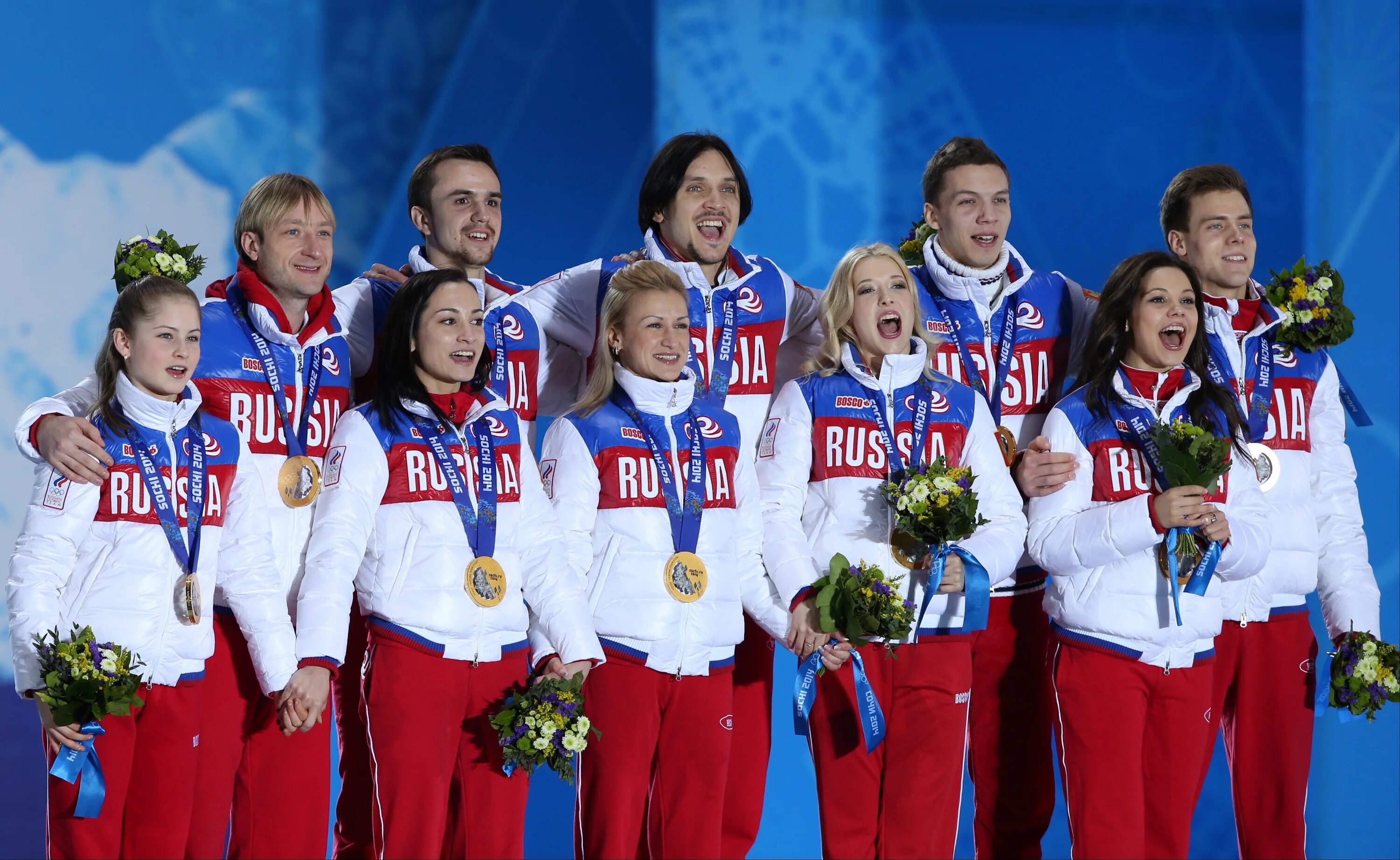 В год является одним. Юлия Липницкая Сочи 2014 награждение. Российские чемпионы Олимпийских игр. Российские Олимпийские спортсмены. Олимпийские чемпионы на пьедестале.