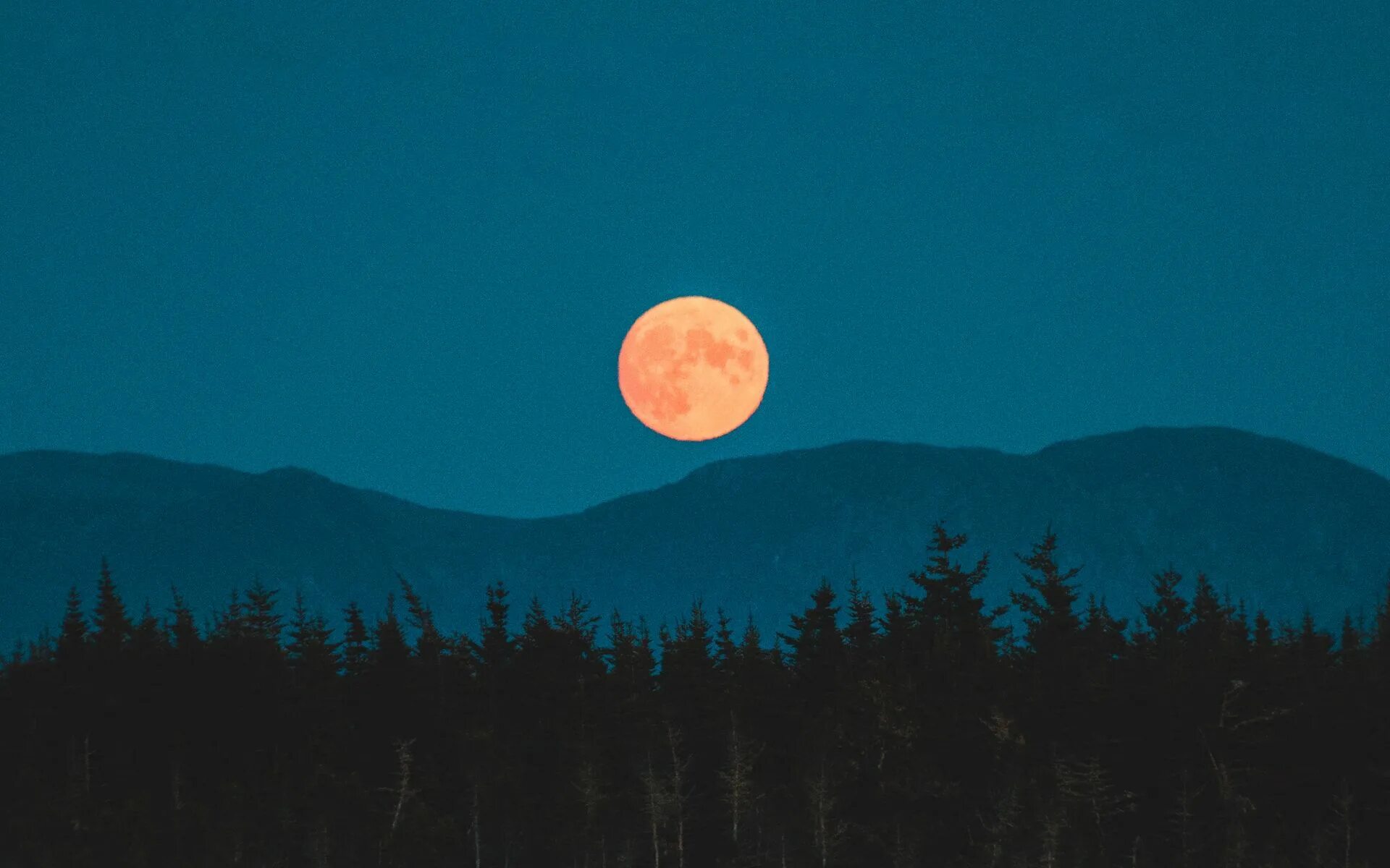 Восход луны и будущее пламя. Горы с красной луной. Луна восходит за горами. Горы на фоне красной Луны обои. Всадник горы и Луна.
