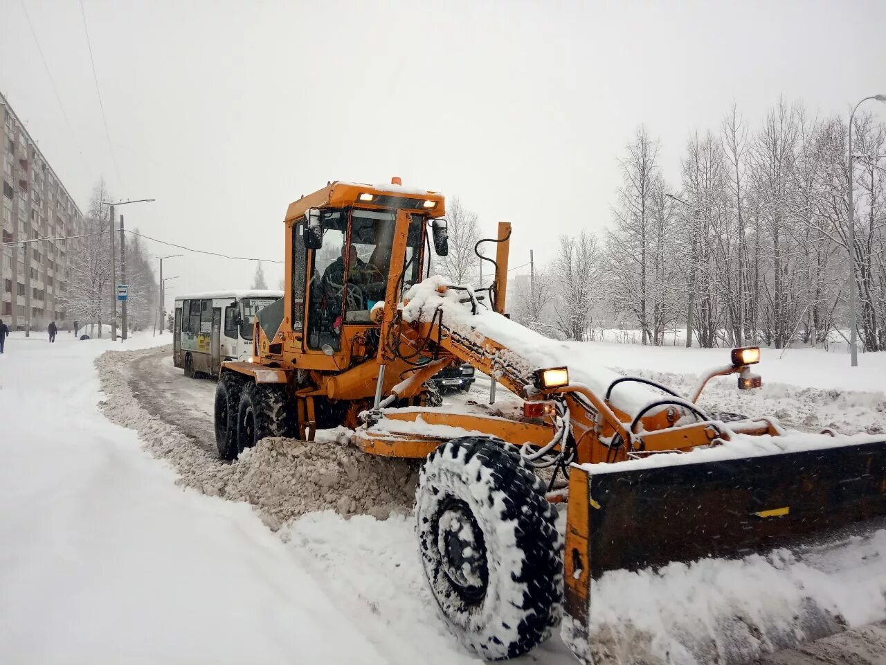 Автогрейдер на уборке снега. Грейдер чистит. Расчистка снега грейдером. 02 расчистке снега. Расчистка дорог грейдер tg250.