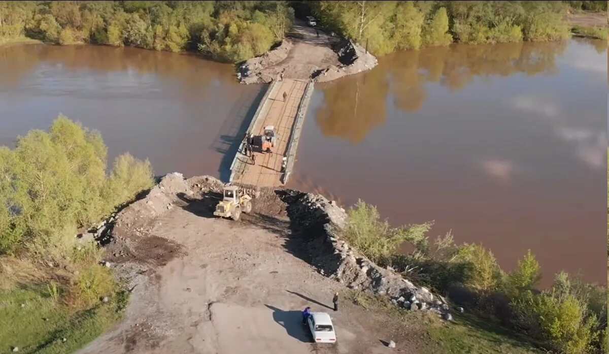 Уровень воды в реке чулым. Понтонная переправа Ачинск. Понтонный мост Ачинск. Чулым Ачинск. Понтонный мост через Чулым Ачинск.