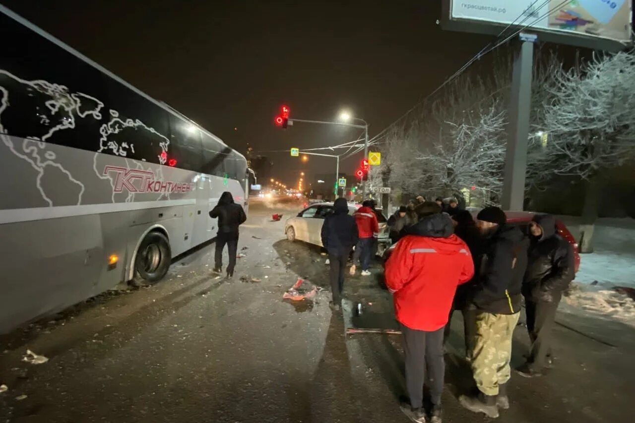 новости новосибирска вчера происшествия. нгс новосибирск новости происшествия. авария ночью в новосибирске. аварии в новосибирске сейчас. аст 54 авария на большевистской.