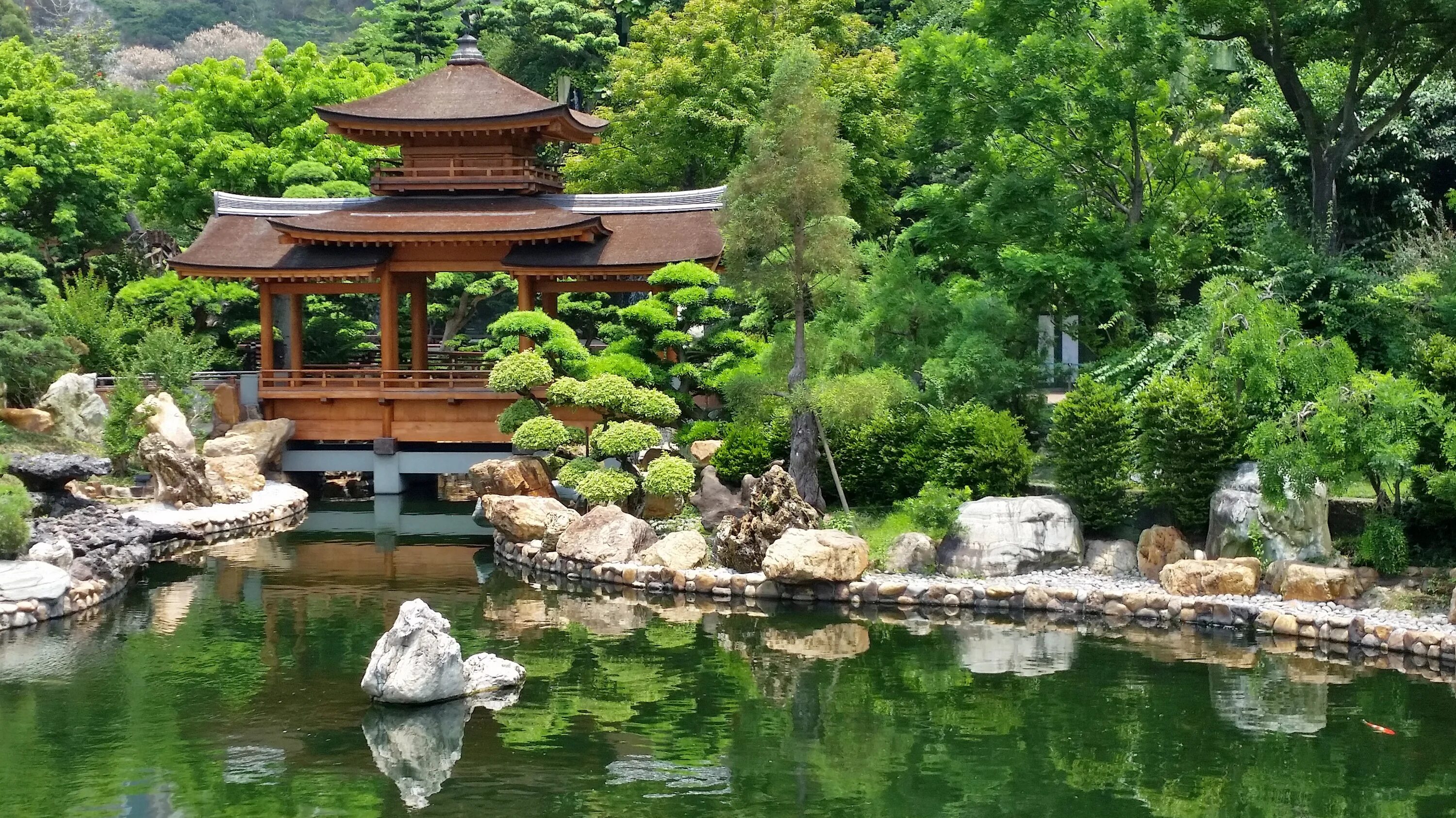 Храмовый сад в Японии. Буддийский храм Токио с прудом лотосов. Водоём храма в Японии. Ландшафтный архитектура Японии сады. Сады времен значение