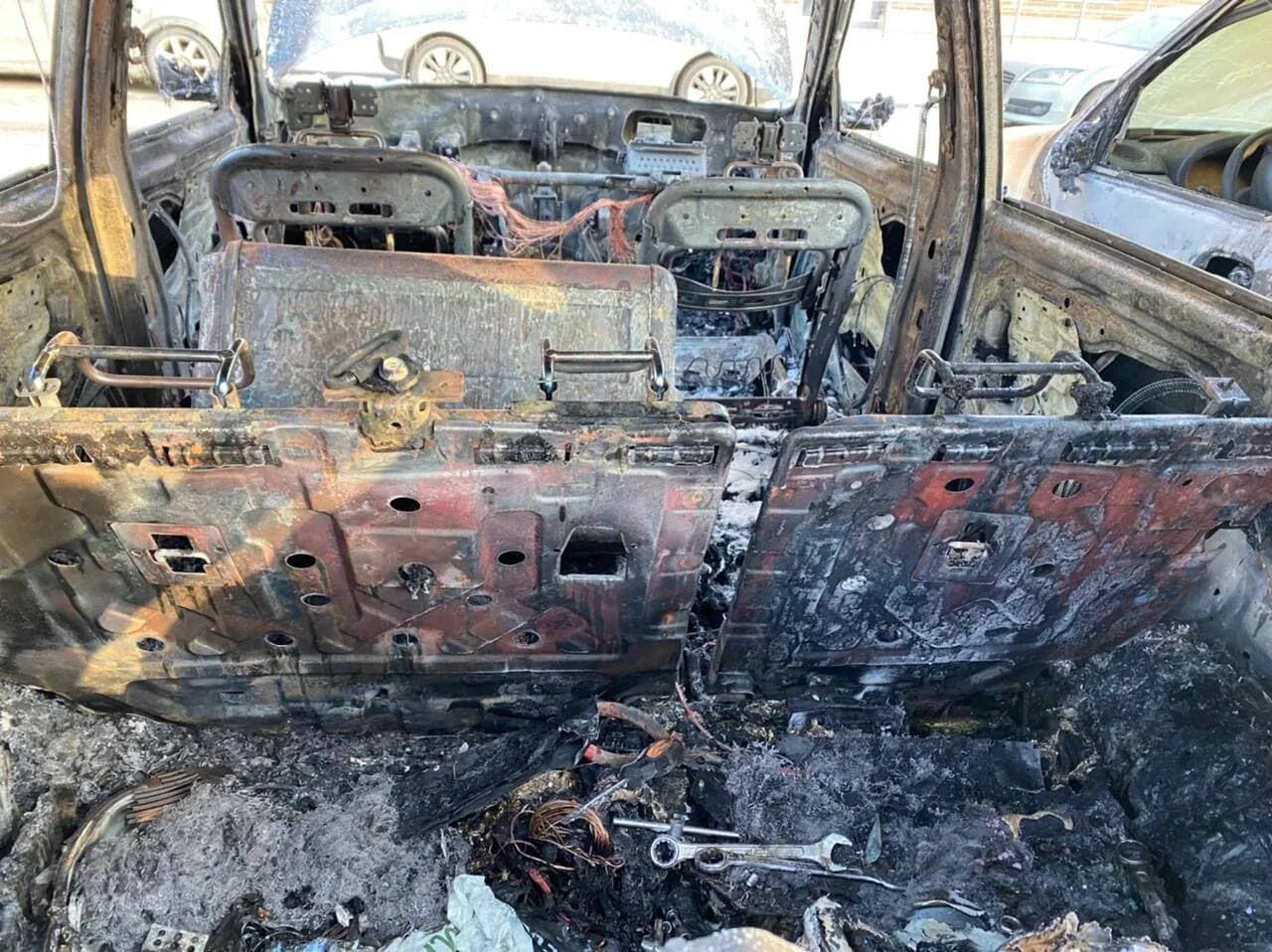 Сел в машину и сгорел. Сгорела машина в нижнем новгороде. Поджог автомобилей в чите. Поджог автомобилей в чите. Санкт-петербург сгорел автомобиль.