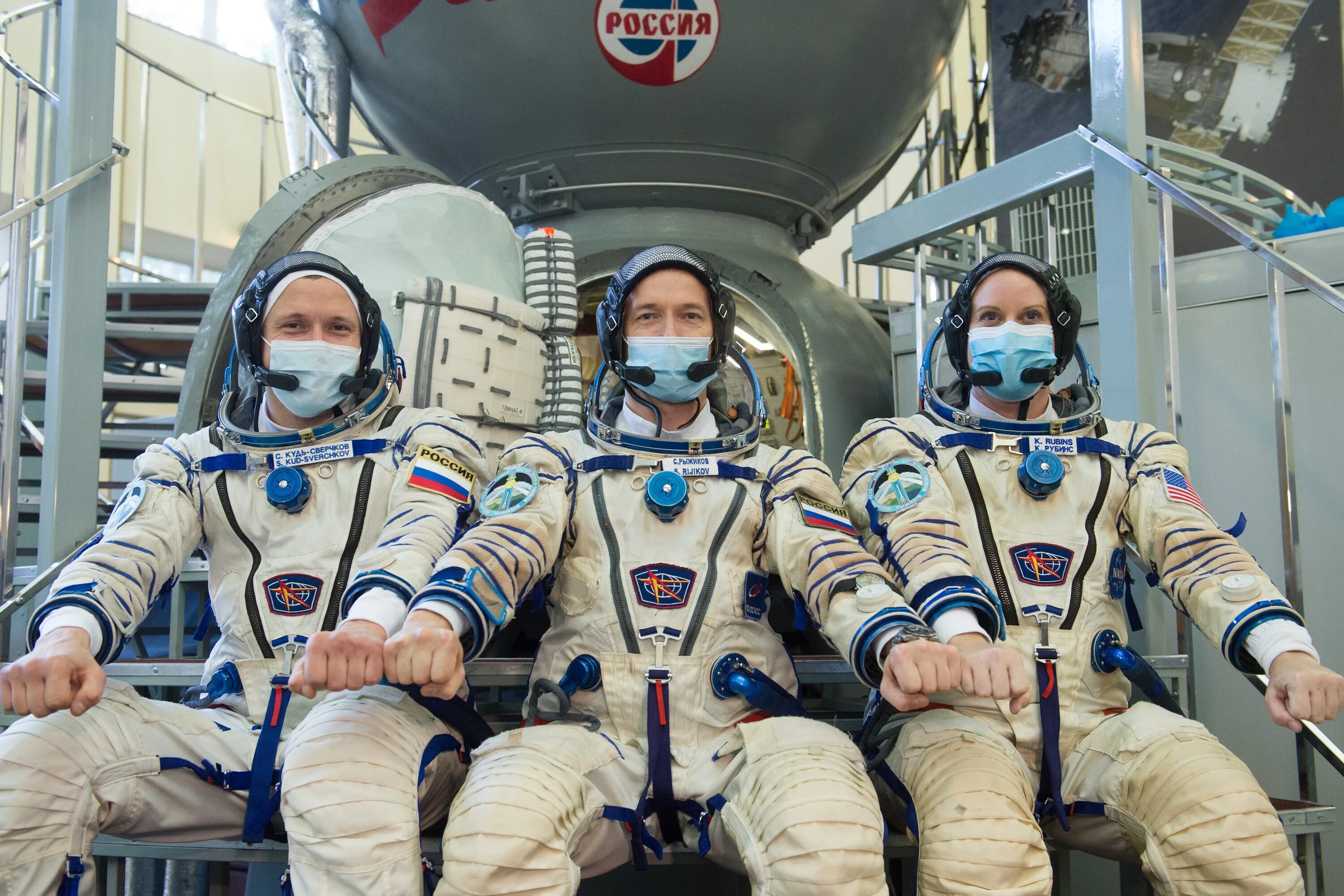 Комбинезон космонавта nasa. Бритье на мкс. Космонавт скворцов моршанск. Мкс 1996. Космонавты на мкс.