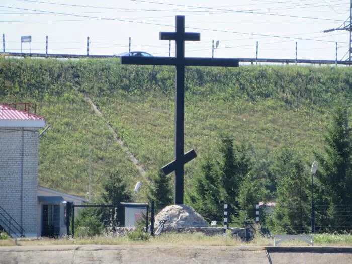 крест на волге в ульяновске. город ульяновск улица гончарова поклонный крест. крест ульяновск. крест ульяновск. памятный крест на императорском мосту в ульяновске.