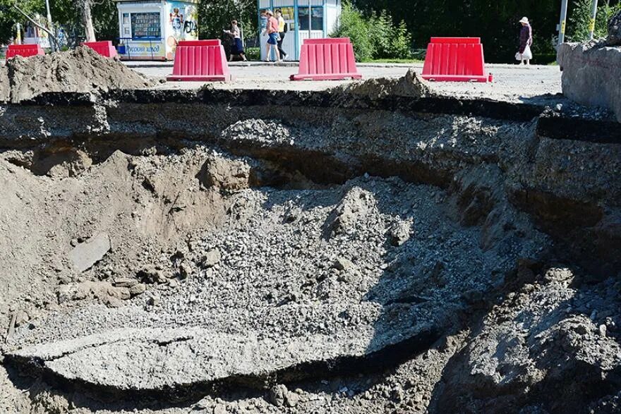 Михайловское Курган раскопки. Раскопка городов. Раскопали дорогу в городе.