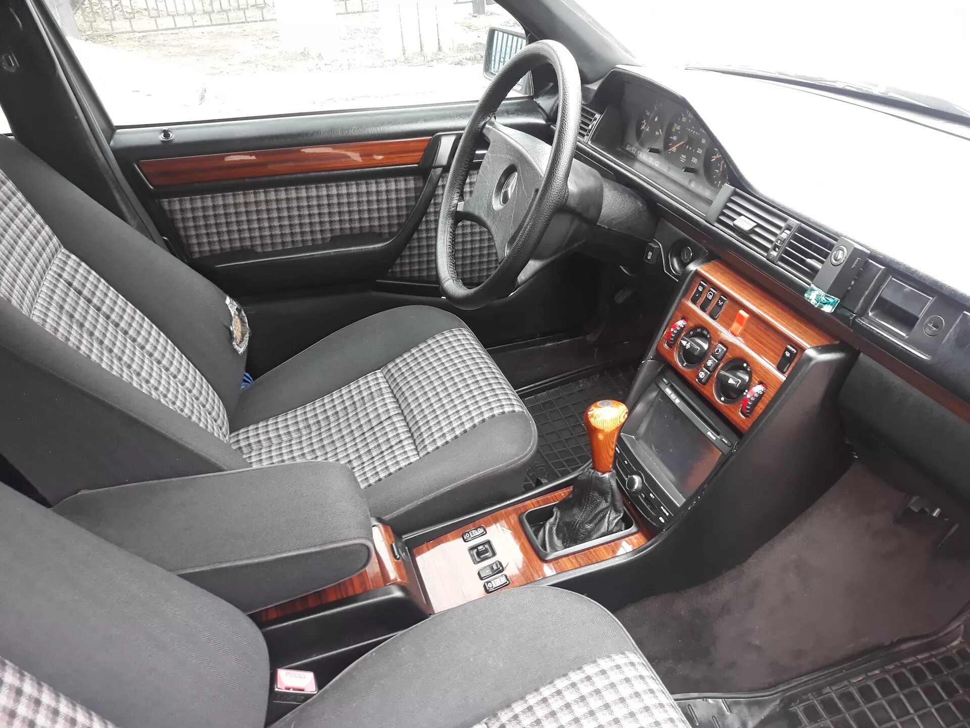 Mercedes ц124 салон. Mercedes-benz w124 салон. Mercedes-benz w124 салон. Mercedes w124 салон велюр. Mercedes-benz w124 салон зелёный.