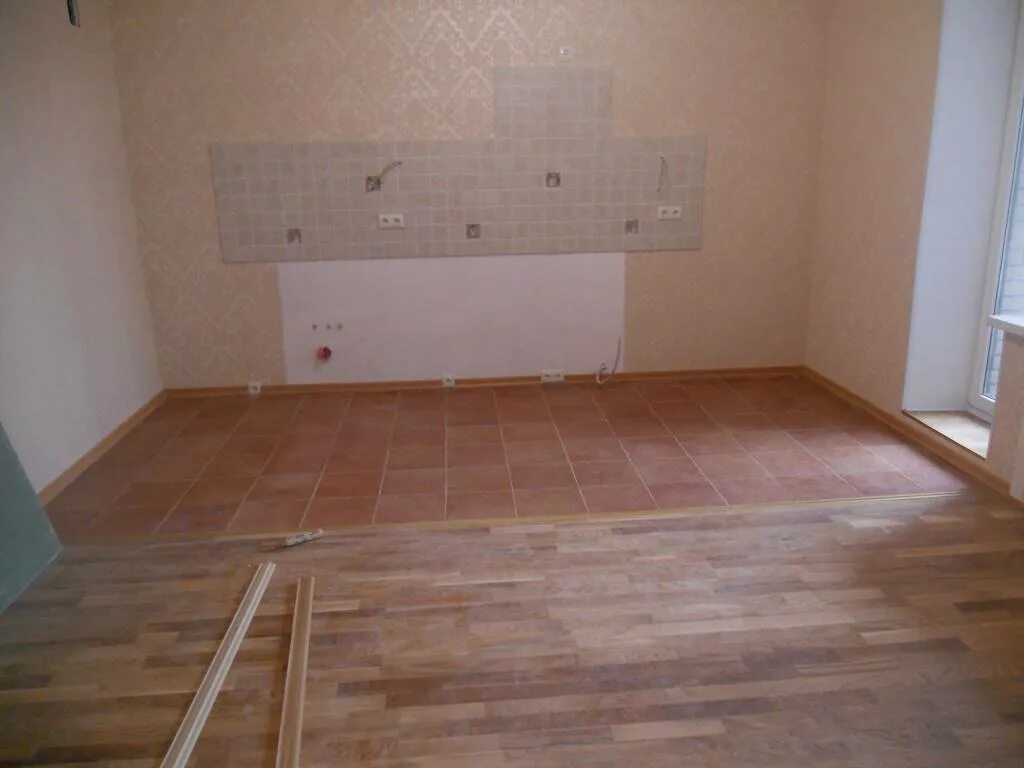 Кафельный пол в квартире. Плитка в квартире на полу. Пол комнаты кафель и ламинат. Плитка на полу без мебели.