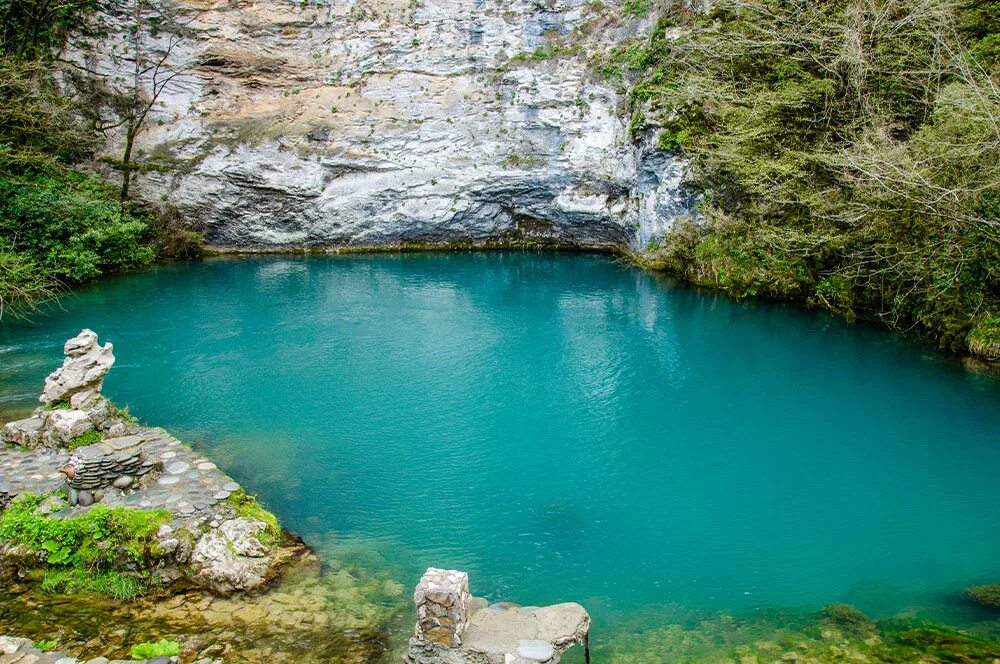 Голубые абхазии. Сухум голубое озеро. Голубое озеро Абхазия Легенда. Кавказ Абхазия голубое озеро. Гудаута Абхазия голубое озеро.