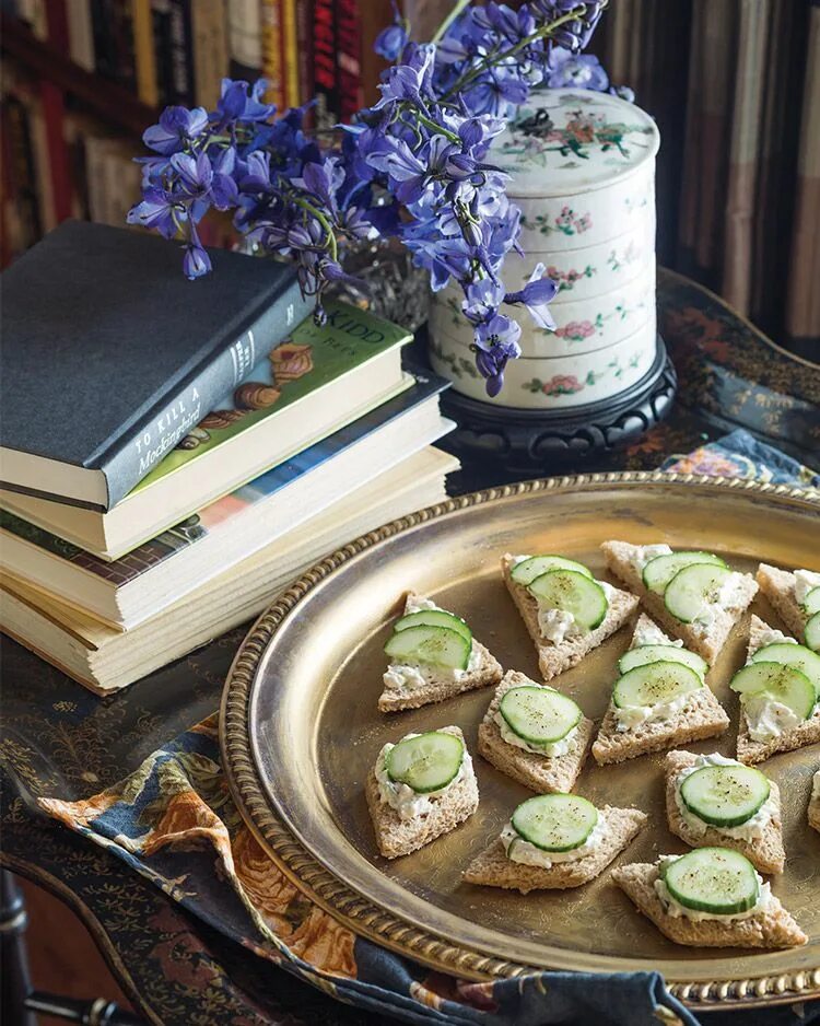 Закуски для чаепития. Чай с закусками. Бутеры и чай. Чаепитие с бутербродами.