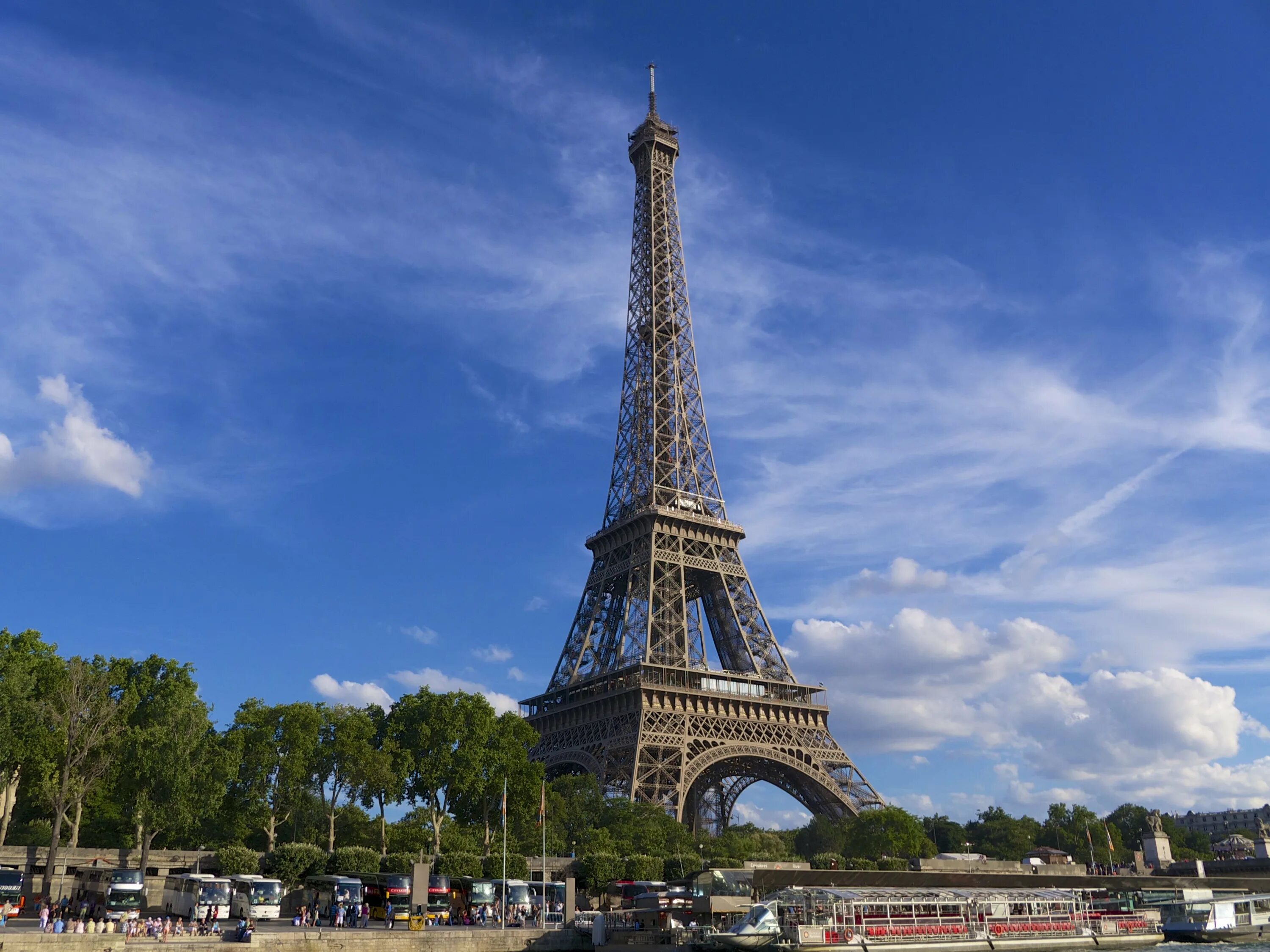 Эйфелева башня. Лувр и Эйфелева башня. Франция эфельная башня. Достопримечательности Парижа Эйфелева башня. Франция официальное название