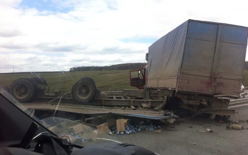 Перевернулся прицеп. Перевернуть прицеп. Перевернулся прицеп. Камаз с кирпичами. Перевернулся прицеп.