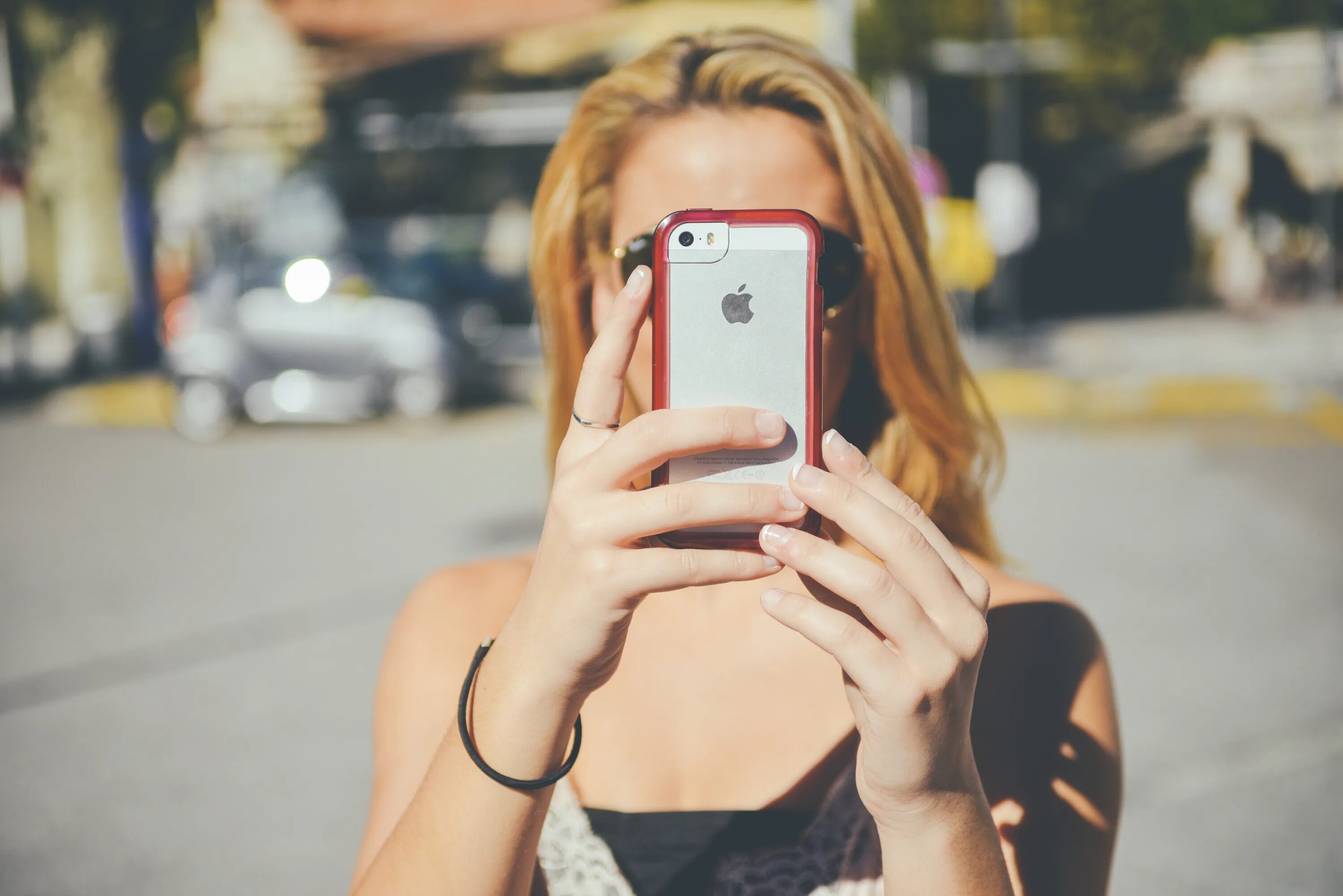 Как сделать фотку на телефон. Девушка со смартфоном. Фотографирует на телефон. Девушка с телефоном в руках. Девушка с айфоном.