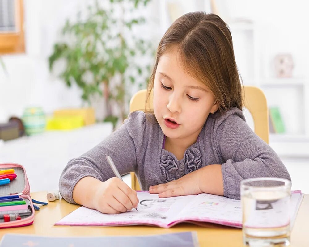 Помоги учить дома. Ребенок за уроками. Девочка за уроками. Ребенок учит уроки. Ребенок выполняет домашнее задание.