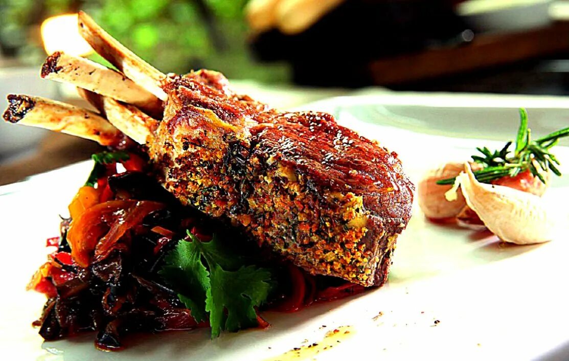 крае ягнёнка. каре барашка в духовке рецепт. каре ягненка с рататуем. каре ягненка фламбе.