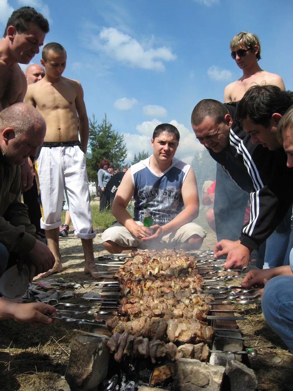 Россия шашлыки. Шашлыки на природе. Шашлыки на озере. Шашлыки на природе летом. Стол на природе с шашлыками.