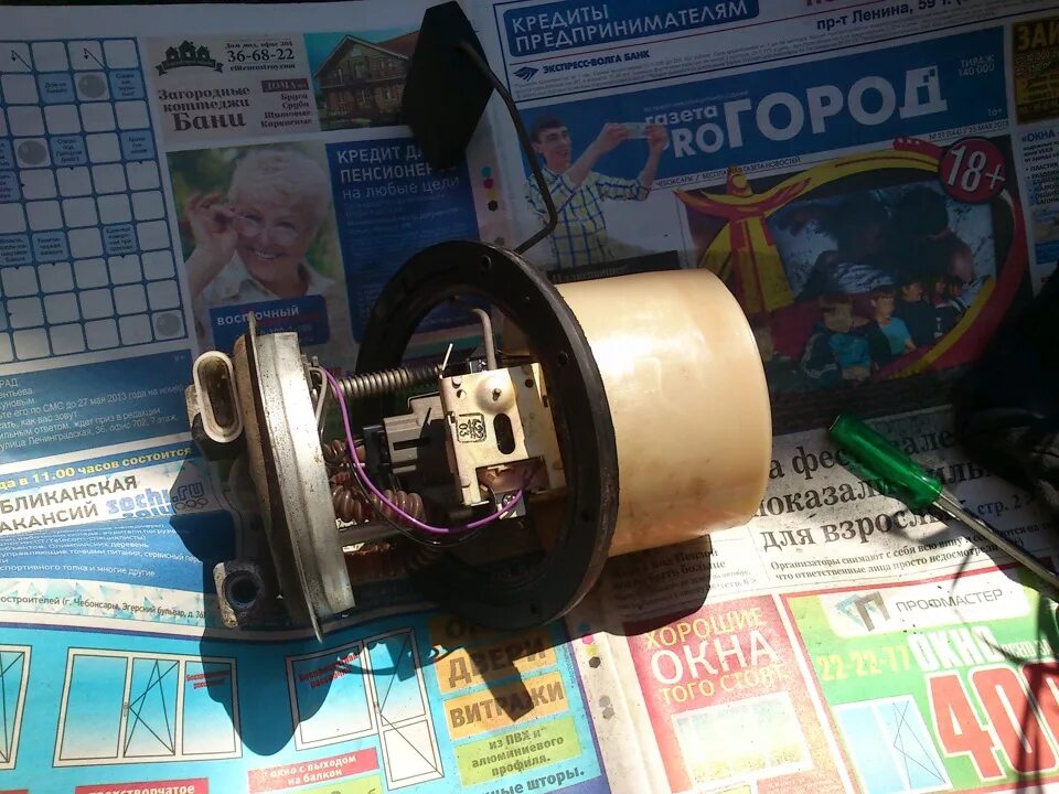 Газель датчик неправильно показывает уровень топлива. Распиновка датчика уровня топлива 2110. Топливный датчик м100 на matiz. Прибор уровня топлива нива 2121 карбюратор. Bmw 2 датчика уровня топлива система перелива топлива.