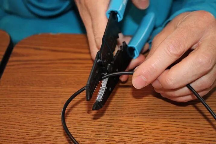 Изоляция обрезанного провода. Обрезание провода. Перерубил провод. Порезанный провод. Обрезание провода.