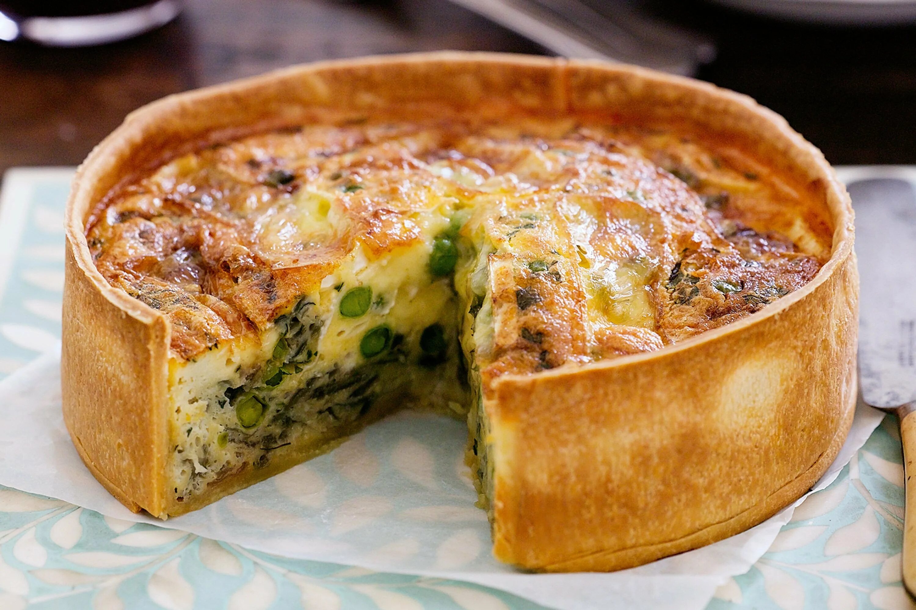 Киш с рыбой и брокколи. Киши куда. Киш с форелью и брокколи. Тарталетки киш. Пирог с форелью.