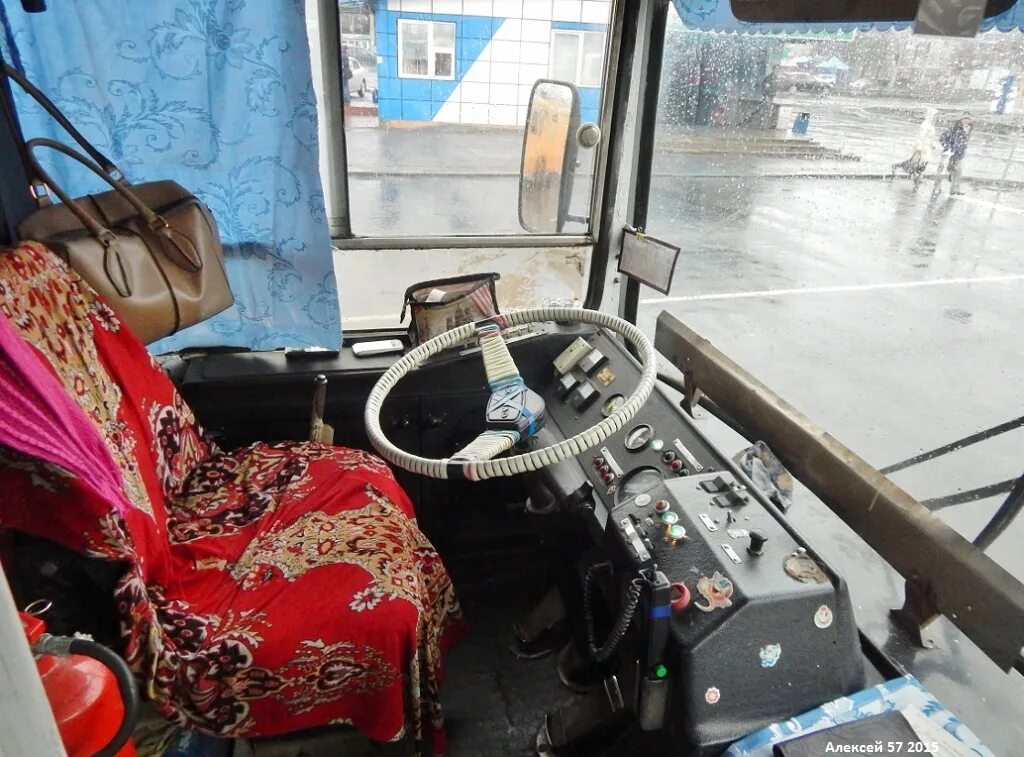 Зиу-682 кабина. Зиу 682 кабина водителя. Троллейбус место водителя. Троллейбус место водителя. Пульт водителя троллейбуса.